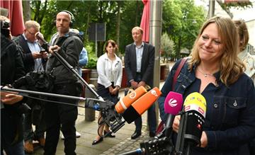 Maike Schaefer, Spitzenkandidatin der Grünen zur Bürgerschaftswahl im Land Bremen, gibt vor der Parteizentrale der CDU ein Interview.
