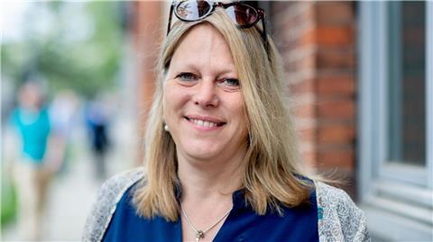 Maike Schaefer, Spitzenkandidatin von Bündnis 90/Die Grünen in Bremen, steht vor ihrem Wahllokal im Stadtteil Vegesack.