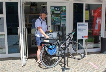 Maike Tegge ist eine der ersten Radtouristinnen, die von den Radservicepaketen in Bremerhaven profitiert.