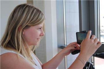 Mailin Knoke hat das Smartphone immer griffbereit.