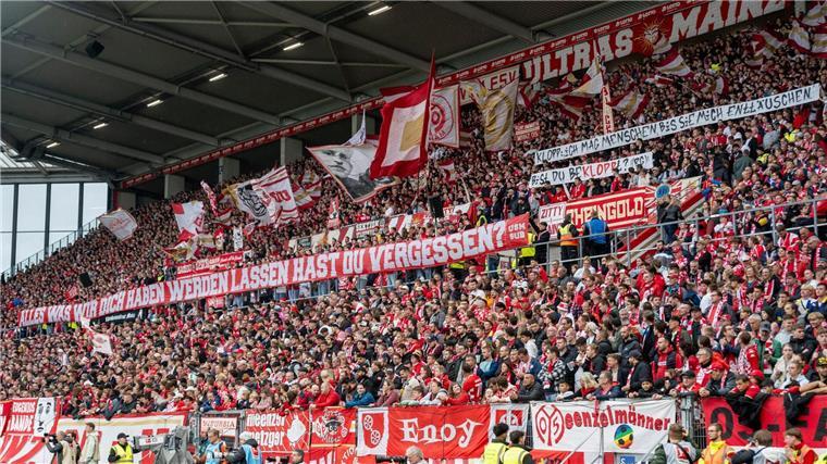Fan-Proteste in Mainz gegen Klopp-Engagement bei Red Bull Mainzer Fans protestieren gegen Jürgen Klopps Engagement bei Red Bull.