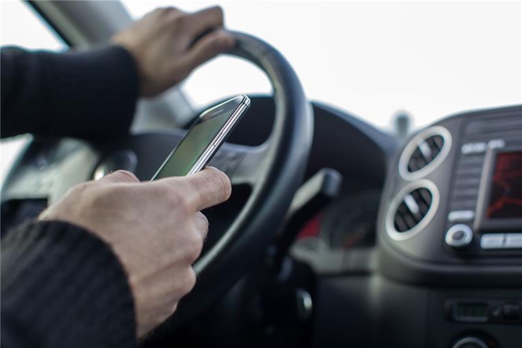 Bremerhaven: Polizeikontrolle gegen Ablenkung am Steuer Mal eben eine Nachricht am Smartphone checken, kann am Steuer böse enden.