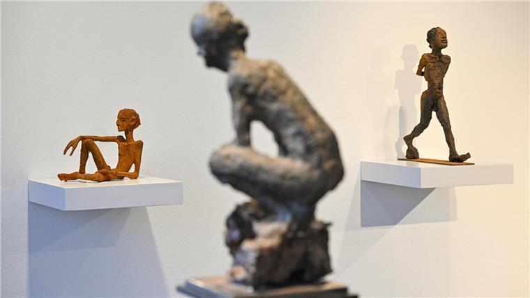 Mal liegend in die Ferne blickend, mal vorwärtsschreitend, mal hockend: So präsentieren sich die Gestalten von Anna Franziska Schwarzbach in der Bremer Ausstellung.