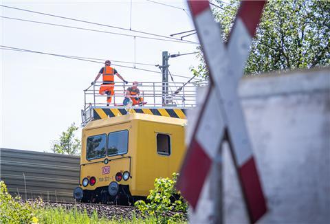 Mal wieder musste in Bremerhaven die Oberleitung repariert werden.