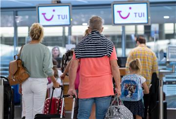 Fluggäste mit dem Reiseziel Mallorca stehen in einer Schlange am Flughafen Hannover. Tui setzt in den bevorstehenden Osterferien auf einen Wiederanlauf des wichtigen Mallorca-Geschäfts. 