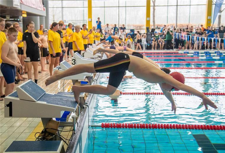 Schwimmfest in Bremerhaven: Größtes Event im Stadionbad seit 30 Jahren Malon Schröder (OSC Bremerhaven) gewann das Rennen über 100 Meter Freistil.