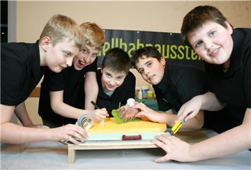 Malte, Ben, Franz, Jimmy und Finn (von links) arbeiten an den letzten Details für den Fahrtag. Jimmy hält die Schiffdorfer Kirche in der Hand.