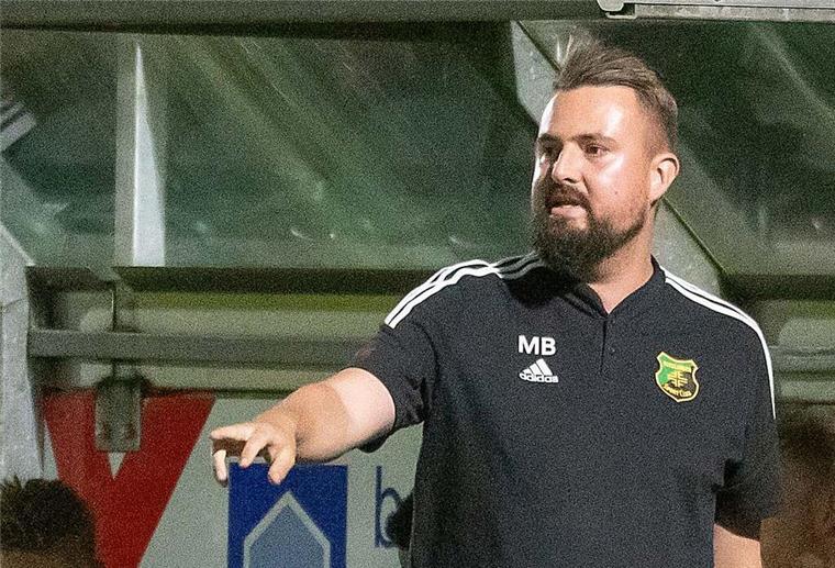 Heeslinger SC setzt ein Zeichen: ,Malte Bösch bleibt auch 24/25 Trainer Malte Bösch