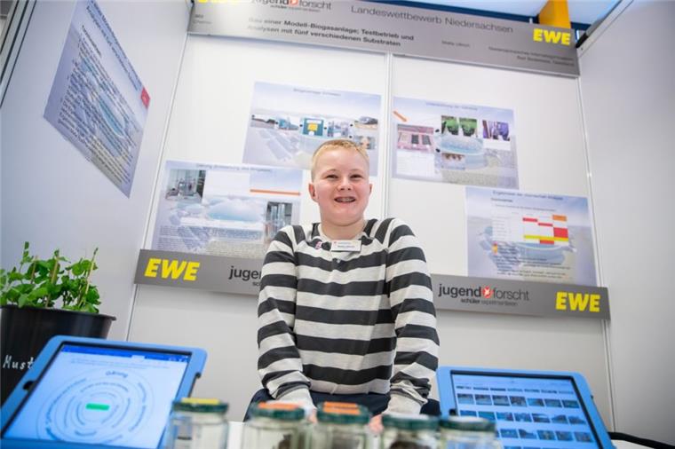 Schüler aus Bad Bederkesa überzeugt mit Biogas-Anlage Malte Ullrich an seinem Projektstand bei "Jugend forscht".
