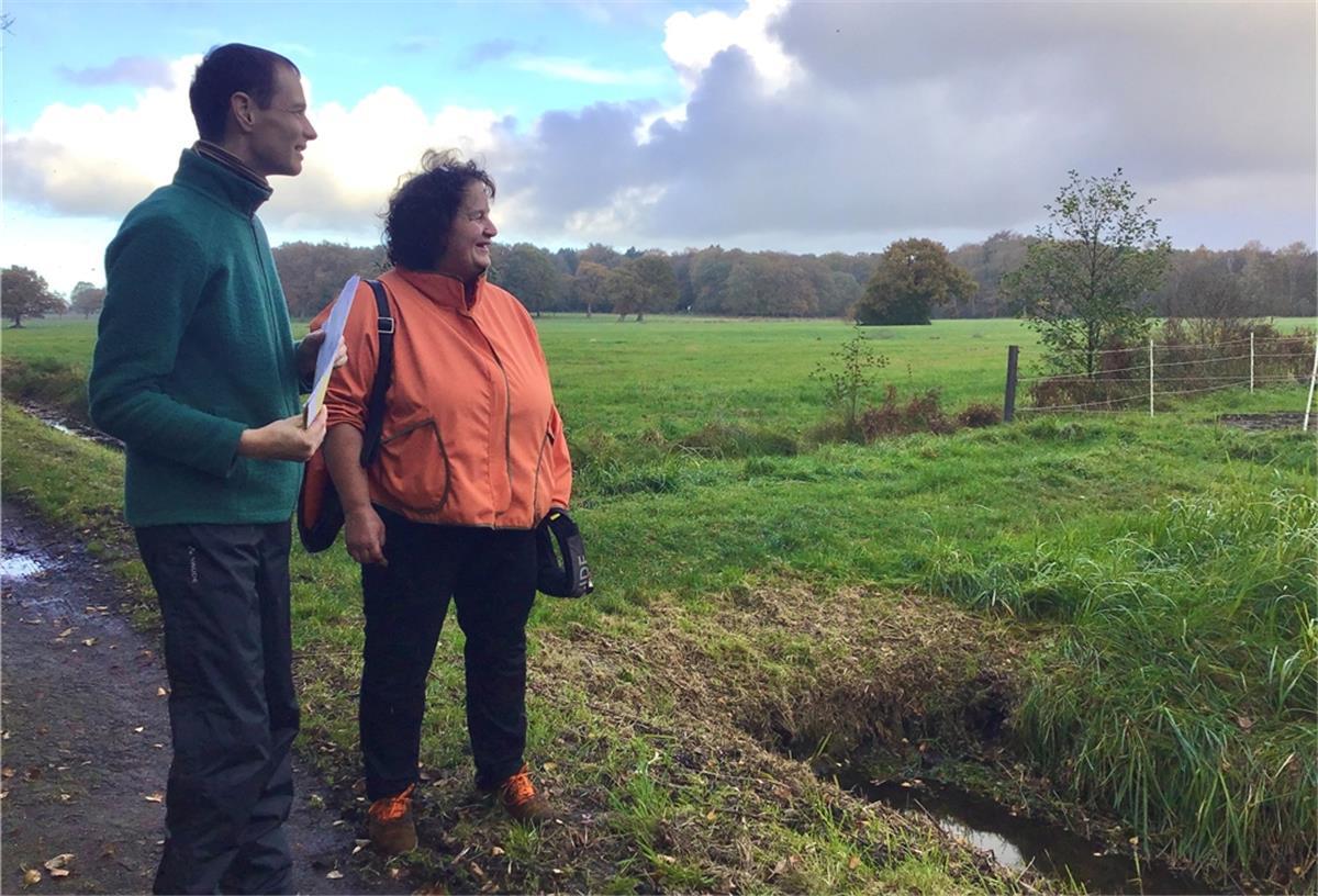 Wie das Fehrmoor in Bremerhaven gerettet werden soll Zwei Menschen im Fehrmoor in Bremerhaven