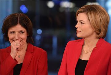 Malu Dreyer (SPD, links) lacht sich ins Fäustchen: Sie hat ihre Herausforderin von CDU, Julia Klöckner, klar geschlagen. 