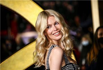 „Man konnte völlig abschalten und eine kleine Pause einlegen und in Ruhe andere Dinge tun“, sagt Claudia Schiffer über die 1990er Jahre.