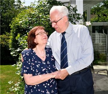 Man sieht ihnen das Glück an, auch noch nach 65 Jahren Ehe: Gertrud und Erich Harms feiern heute eiserne Hochzeit.