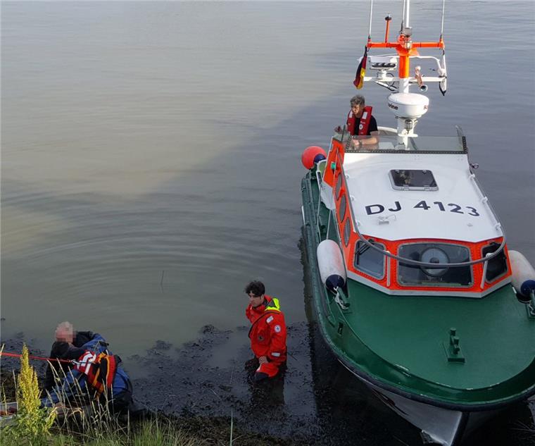 Feuerwehr rettet Mann und Hund aus dem Wasser im Geestevorhafen Man und Hund konnten von der Feuerwehr Bremerhaven aus dem Wasser im Geestevorhafen gerettet werden.