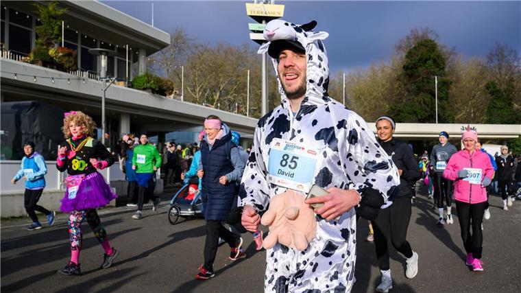 Manch einer setzte beim Silvesterlauf in Hannover eher farbliche Akzente als sportliche Höchstleistungen. 
