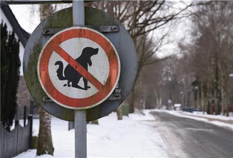 Manche Anwohner von Strecken, an denen Hundehalter gerne mit ihren Vierbeinern Gassi gehen, haben die Faxen dicke von den Hinterlassenschaften vor ihren Grundstücken und an Spazierwegen. Jetzt will die Gemeinde Selsingen Abhilfe schaffen.