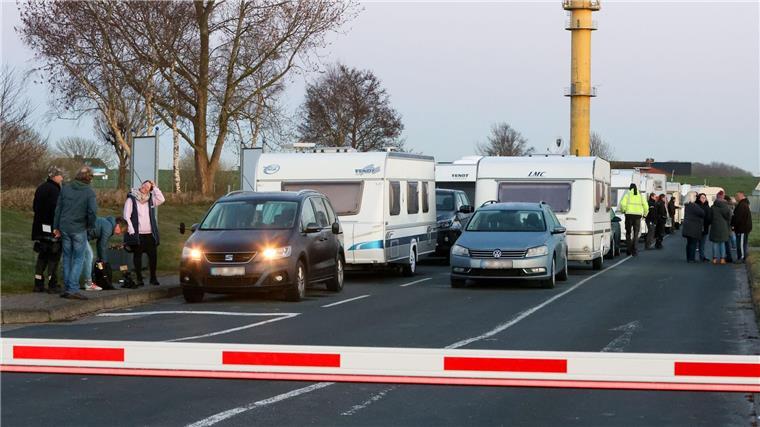 Manche Camper schliefen in der Nacht vor dem Saisonstart in ihren Wohnwagen in der Schlange vor der Campingplatz-Schranke. 