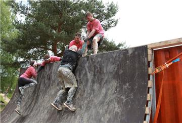 Manche Hindernisse wurden beim Lake Run am besten zu zweit absolviert. Foto: Leuschner