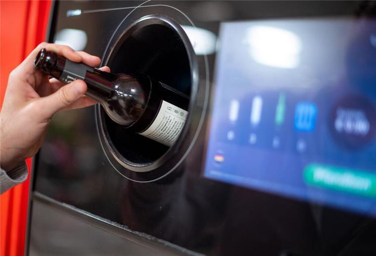 8-Cent-Pfand zu niedrig? Verband fordert Erhöhung Eine Glasflasche in einem Pfandautomaten.