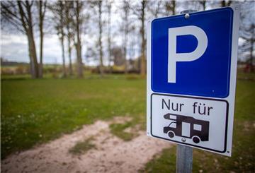 Manche Plätze sind nur für Wohnmobile, auf anderen sind Camper verboten: Die App park4night hilft bei der Suche.