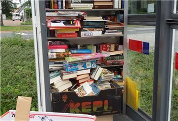 Manchen Menschen ist die eigentliche Idee des Leherheider Bücherschranks egal: Kistenweise quetschen sie einfach alles rein, was sie loswerden wollen.
