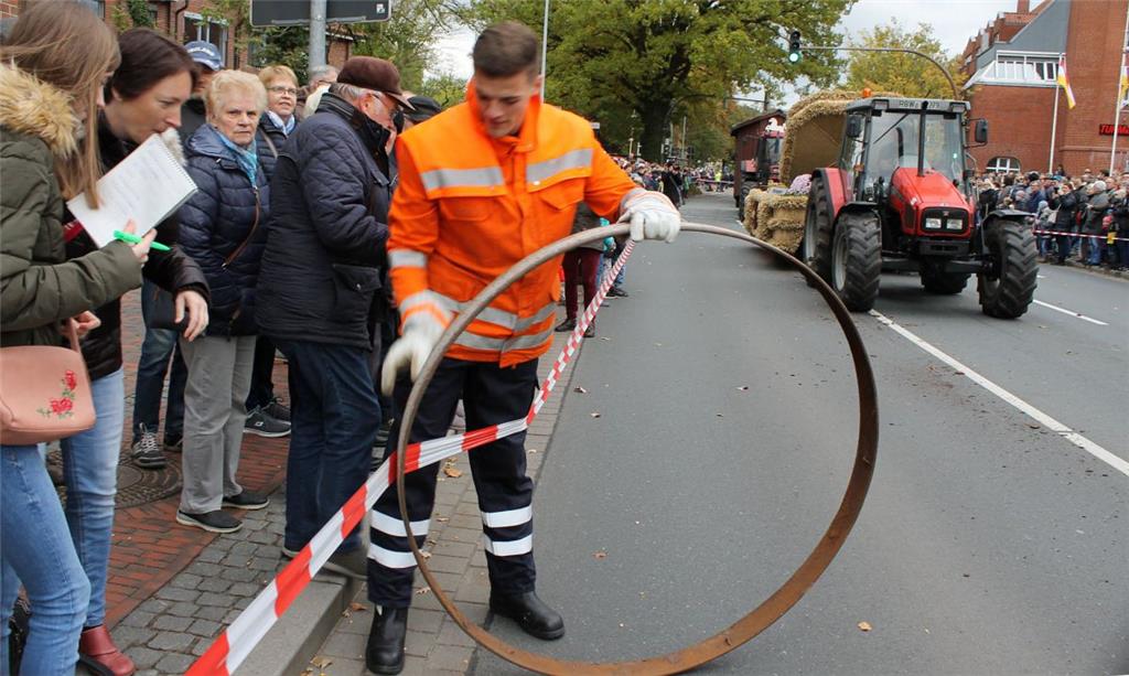 Manchmal geht auch etwas schief: Ein Feuerwehrmann sicherte den von einem Ackerw...