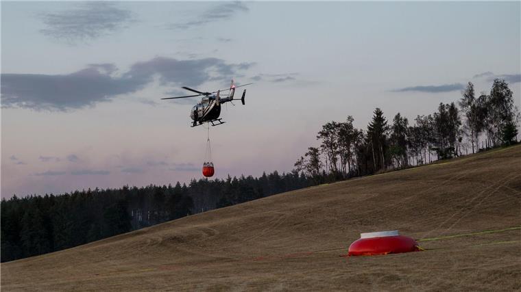 Waldbrände sind schwer zu löschen Manchmal kommen Hubschrauber bei einem Waldbrand zur Hilfe.