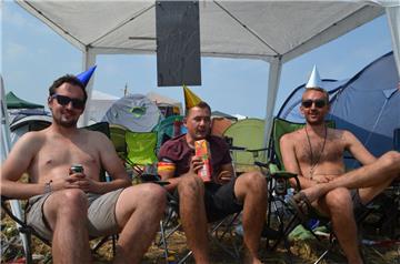 Manchmal reicht auch einfach ein Partyhütchen als Verkleidung. Foto: Overschmidt