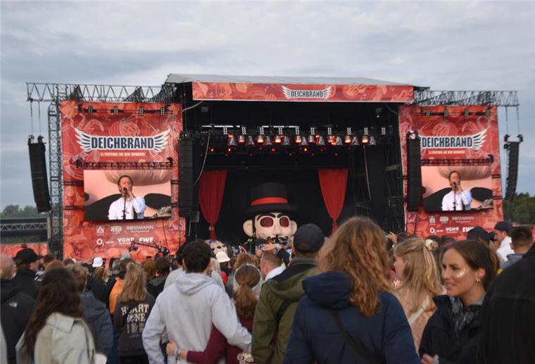 Menschen vor Open Air Bühne