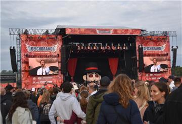 Menschen vor Open Air Bühne