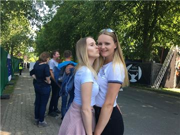Mandy aus Lunestedt gibt ihrer Freundin Ayleen aus Bremerhaven ein Küsschen. Frü...
