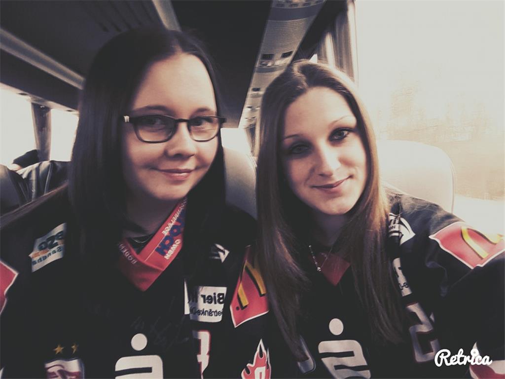 Mandy Hahn und Gina Hobus sind auch treue Pinguins-Fans. 