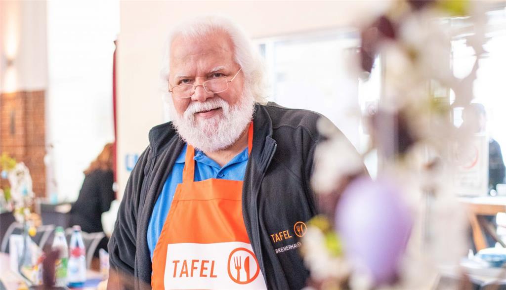 Manfred Jabs von der Bremerhavener Tafel packt jedes Jahr mit an. Foto: Hartmann