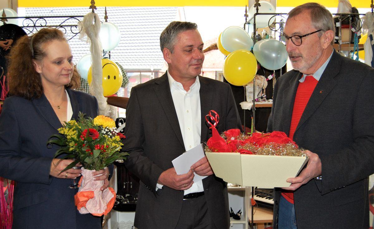 Bürgermarkt in Hagen wird zum "Exportschlager" Manfred Lea, pensionierter Pastor aus Warstade (rechts) gratuliert Andreas und Claudia Klimek zum zehnjährigen Bestehen des Bürgermarktes in Hagen. Die Kirchengemeinde Warstade ist Träger des im Juli eröffneten Bürgermarktes in Hemmoor.