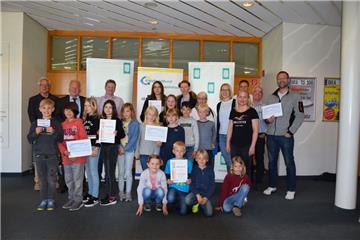 Manfred Neumann vom KSB Wesermarsch (ganz links) und Landrat Thomas Brückmann (2. von links) ehrten Abgesandte der besten Schulen in der Wesermarsch, die im vergangenen Jahr die meisten Sportabzeichen abgelegt haben.