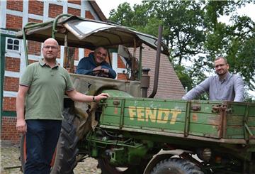 Manfred Thoden (Mitte) tuckert mit seinem alten Fendt zum Gottesdienst. Auf der Pritsche fänden sein Pastorenkollege Stephan Dreytza (rechts) und – auf Abstand – Mitorganisator Andreas Heins Platz.