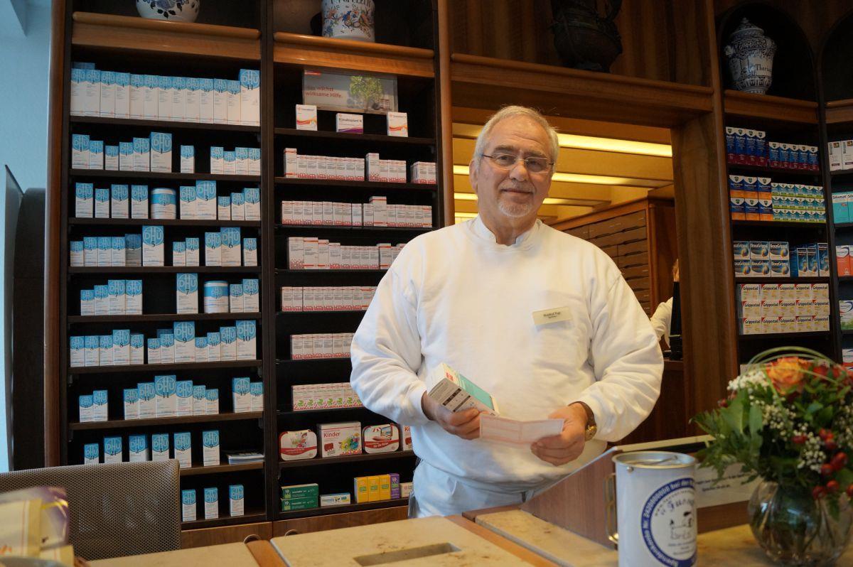 Manfred Vogt ist in der Viktoria-Apotheke tätig.