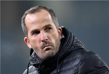 Nordrhein-Westfalen, Mönchengladbach: Fußball: Bundesliga, Borussia Mönchengladbach - FC Schalke 04, 9. Spieltag im Borussia Park. Trainer Manuel Baum von Schalke beim Interview vor dem Spiel. 