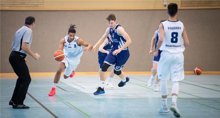 Manuel Bojang (links) ist ein Leistungsträger im U19-Bundesligateam der Eisbären. Der 17-Jährige zeigt aber auch  beim 3x3-Basketball seine Streetball-Qualitäten.