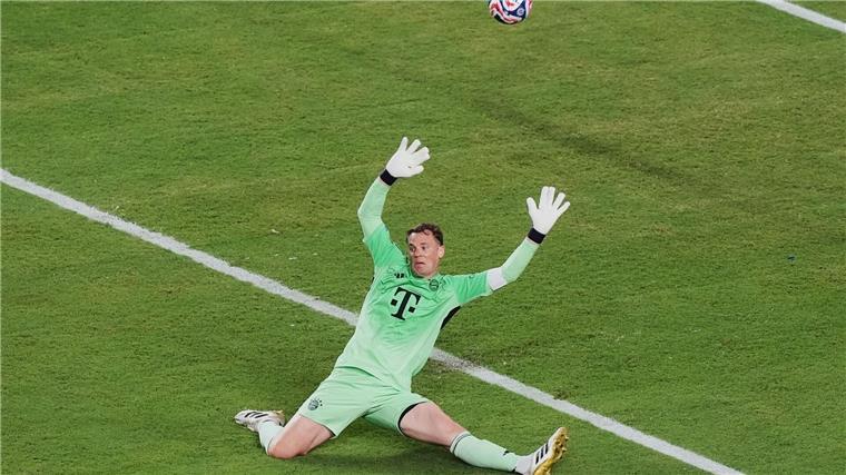 Manuel Neuer kann das Tor zum 1:1 nicht verhindern.