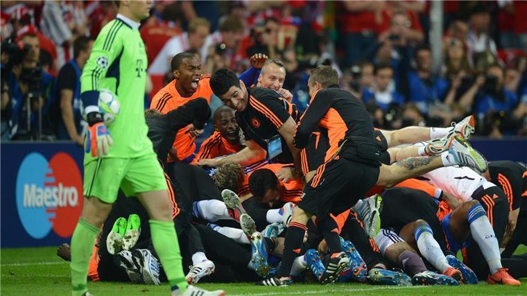 Neuer und das Finale in München als „würdiger Abschluss“ Manuel Neuer nach dem verlorenen Finale 2012 in München. Im Hintergrund jubeln die Spieler des FC Chelsea.