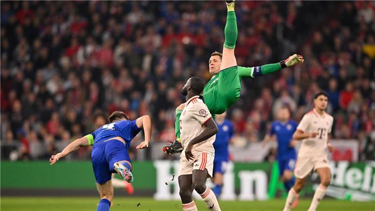 Manuel Neuer (oben) gibt nach seiner Auswechslung Entwarnung.