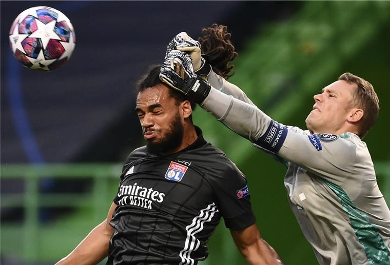 Manuel Neuer (rechts) hat im Halbfinale gegen Olympique Lyon zuletzt seine Stärke gezeigt. Im Finale. gilt er als Bayern-Trumpf gegen die Stürmerstars von Paris Saint-Germain (PSG).