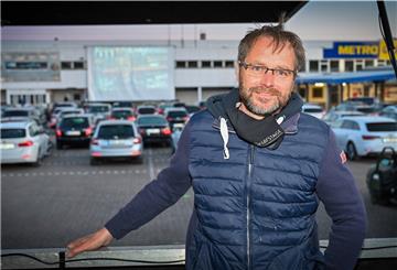 Manuel Rohlfs, Inhaber der Bremerhavener Veranstaltungstechnik-Firma Weser Stage, betreibt das Autokino auf dem Metro-Gelände in Debstedt. 