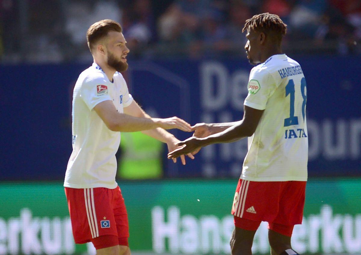 Manuel Wintzheimer (links) und Hamburgs Bakery Jatta jubeln nach Wintzheimers Treffer zum 1:1 für den HSV.