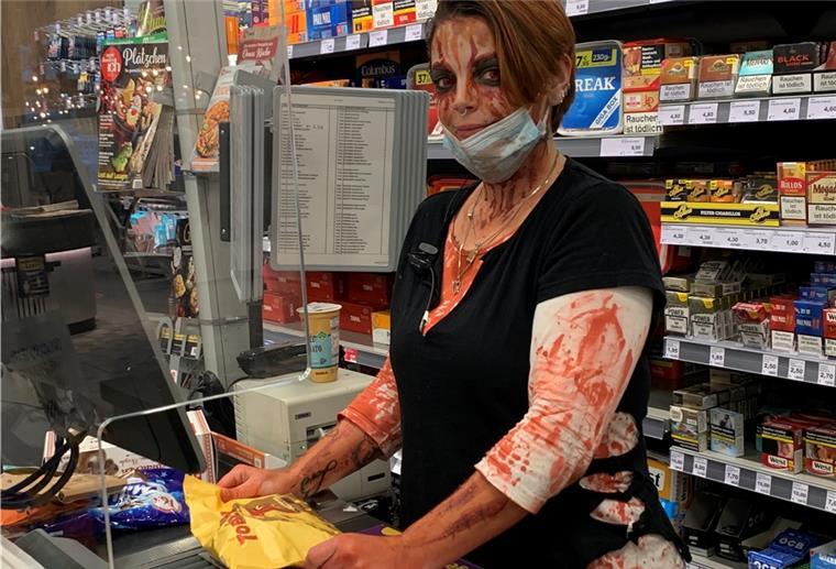 Manuela Paulsen zeigt, dass sie Halloween-Fan ist - und kommt während der Arbeit mit Kunden ins Gespräch.
