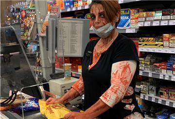 Manuela Paulsen zeigt, dass sie Halloween-Fan ist - und kommt während der Arbeit mit Kunden ins Gespräch.