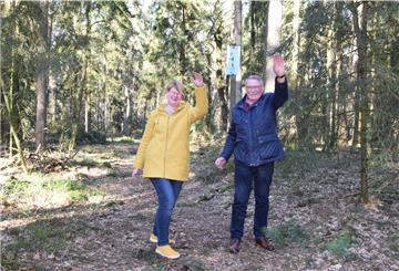 Mara Hobbeling und Ulrich Mehrkens auf dem Granstedter Trimmpfad