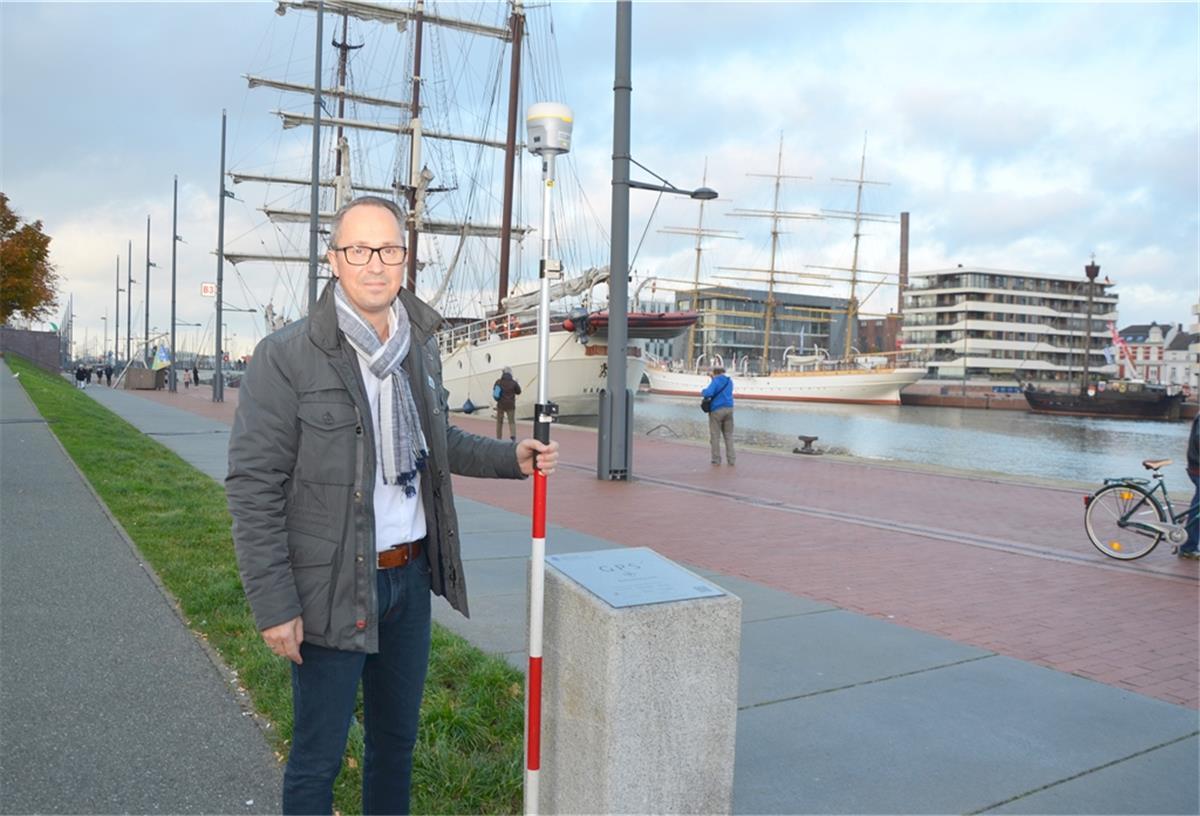 Bremerhaven: Wenn GPS zu ungenau ist Das Vermessungs- und Katasteramt hat am Neuen Hafen einen GPS-Referenzpunkt eingerichtet.