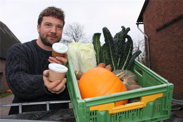 Marc Schweighöfer bietet Fleisch, Kartoffeln, Kräuter und Gemüse an. Kunden erhalten die Waren im Rahmen ihrer Ernteanteile, die sie für ein Jahr erwerben. Der Demeter-Hof erlangt dadurch mehr Unabhängigkeit vom Markt.